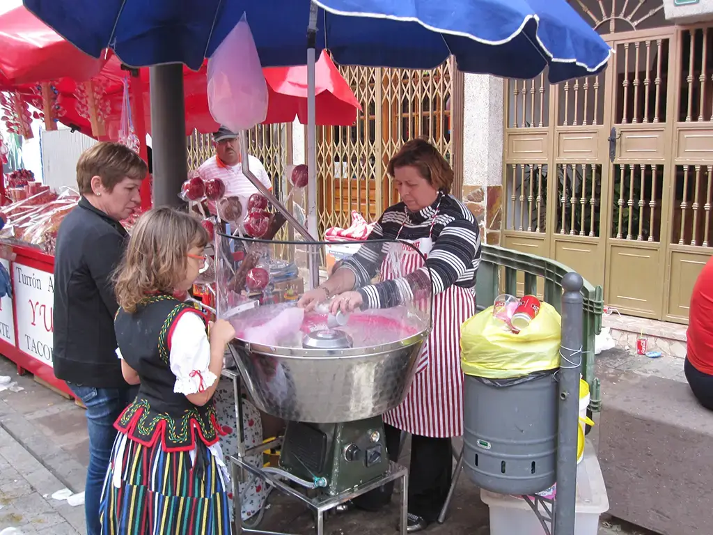 Food like candy floss at the food stalls in the Romeria of Tegueste.  Photo from https://www.flickr.com/photos/petezin/