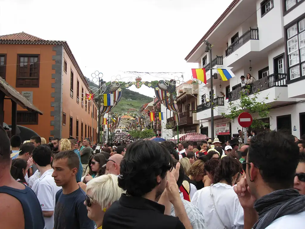 The main party street in Tegueste during the Romeria.  Better photos will be added soon. Photo from https://www.flickr.com/photos/petezin/